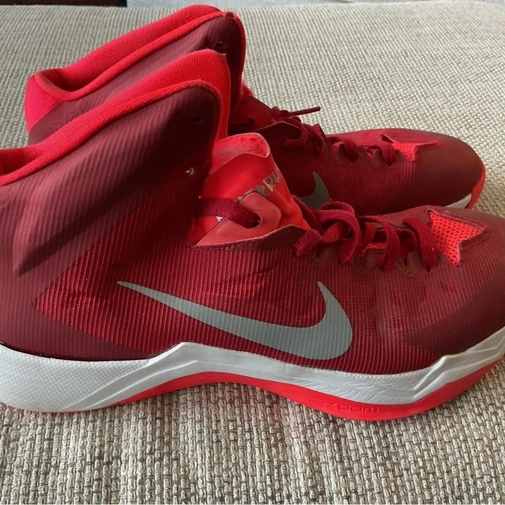 Nike Hyperquiknees Men Size 9 Red